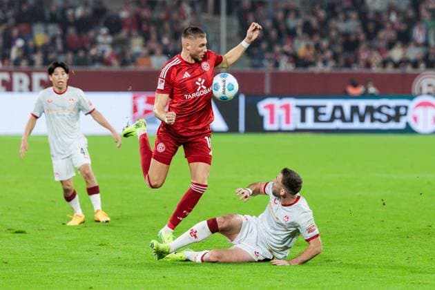 2. Fussball Bundesliga: Fortuna Düsseldorf 1895 - 1. FC Kaiserslautern; 26.10.2024 Zweikampf Jona Niemiec (Fortuna Düsseldorf, 18), Boris Tomiak (1. FC Kaiserslautern, 2) 2. Fussball Bundesliga, Fortuna Düsseldorf 1895 - 1. FC Kaiserslautern, Düsseldorf, Merkur Spiel-Arena am 26.10.2024 DFL REGULATIONS PROHIBIT ANY USE OF PHOTOGRAPHS AS IMAGE SEQUENCES AND OR QUASI-VIDEO.