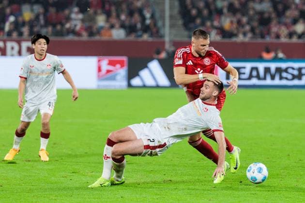 2. Fussball Bundesliga: Fortuna Düsseldorf 1895 - 1. FC Kaiserslautern; 26.10.2024 Zweikampf Jona Niemiec (Fortuna Düsseldorf, 18), Boris Tomiak (1. FC Kaiserslautern, 2) 2. Fussball Bundesliga, Fortuna Düsseldorf 1895 - 1. FC Kaiserslautern, Düsseldorf, Merkur Spiel-Arena am 26.10.2024 DFL REGULATIONS PROHIBIT ANY USE OF PHOTOGRAPHS AS IMAGE SEQUENCES AND OR QUASI-VIDEO.