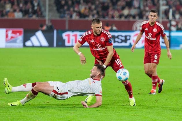 2. Fussball Bundesliga: Fortuna Düsseldorf 1895 - 1. FC Kaiserslautern; 26.10.2024 Zweikampf Jona Niemiec (Fortuna Düsseldorf, 18), Boris Tomiak (1. FC Kaiserslautern, 2) 2. Fussball Bundesliga, Fortuna Düsseldorf 1895 - 1. FC Kaiserslautern, Düsseldorf, Merkur Spiel-Arena am 26.10.2024 DFL REGULATIONS PROHIBIT ANY USE OF PHOTOGRAPHS AS IMAGE SEQUENCES AND OR QUASI-VIDEO.