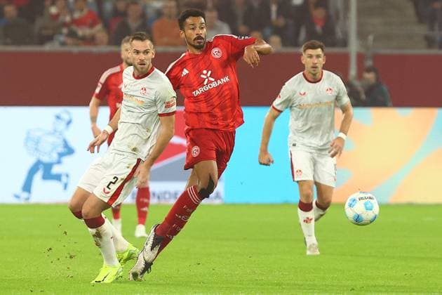 Emmanuel Iyoha 19 (Fortuna Duesseldorf) im Zweikampf, Aktion, mit Boris Tomiak 2 (1. FC Kaiserslautern) Fortuna Duesseldorf vs. 1. FC Kaiserslautern, Fussball, 2. Bundesliga, 10. Spieltag, Saison 2024 2025, 26.10.2024 DFL REGULATIONS PROHIBIT ANY USE OF PHOTOGRAPHS AS IMAGE SEQUENCES AND OR QUASI-VIDEO. Foto: kolbert-press Ant Palmer Merkur Spiel Arena NRW Deutschland