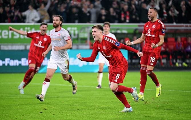 Fussball, 2. Bundesliga, Deutschland, Herren, Saison 2024 2025, 10. Spieltag, Merkur-Spiel-Arena Düsseldorf, Fortuna Düsseldorf - FC Kaiserslautern; Jubel Isak Bergmann Johannesson (F95) nach seinem Tor zum 1:1 durch Foulelfmeter. Jubel, Freude, Aktion.