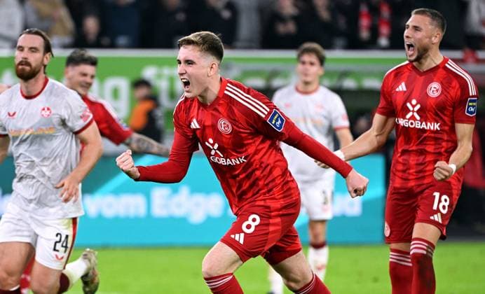 Fussball, 2. Bundesliga, Deutschland, Herren, Saison 2024 2025, 10. Spieltag, Merkur-Spiel-Arena Düsseldorf, Fortuna Düsseldorf - FC Kaiserslautern; Jubel Isak Bergmann Johannesson (F95) nach seinem Tor zum 1:1 durch Foulelfmeter. Jubel, Freude, Aktion.