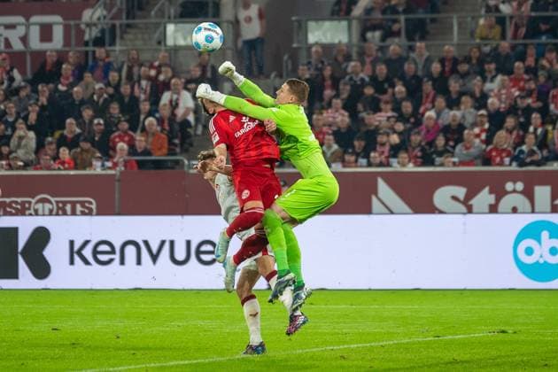 26.10.2024, Fussball: 2. Bundesliga, Saison 2024 2025, 10. Spieltag, Fortuna Düsseldorf vs. 1. FC Kaiserslautern in der Merkur Spiel-Arena in Düsseldorf. Julian Krahl (1. FC Kaiserslautern, 01) faustet David Kownacki (Fortuna Düsseldorf, 24) um. Wichtiger Hinweis: Gemaess den Vorgaben der DFL Deutsche Fussball Liga bzw. des DFB Deutscher Fussball-Bund ist es untersagt, in dem Stadion und oder vom Spiel angefertigte Fotoaufnahmen in Form von Sequenzbildern und oder videoaehnlichen Fotostrecken zu verwerten bzw. verwerten zu lassen. Foto: Kirchner-Media TH