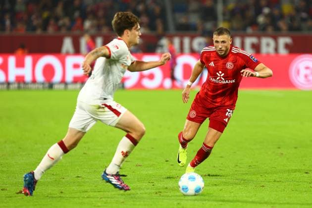 Boris Tomiak 2 (1. FC Kaiserslautern) im Zweikampf, Aktion, mit Jona Niemiec 18 (Fortuna Duesseldorf) Fortuna Duesseldorf vs. 1. FC Kaiserslautern, Fussball, 2. Bundesliga, 10. Spieltag, Saison 2024 2025, 26.10.2024 DFL REGULATIONS PROHIBIT ANY USE OF PHOTOGRAPHS AS IMAGE SEQUENCES AND OR QUASI-VIDEO. Foto: kolbert-press Ant Palmer Merkur Spiel Arena NRW Deutschland