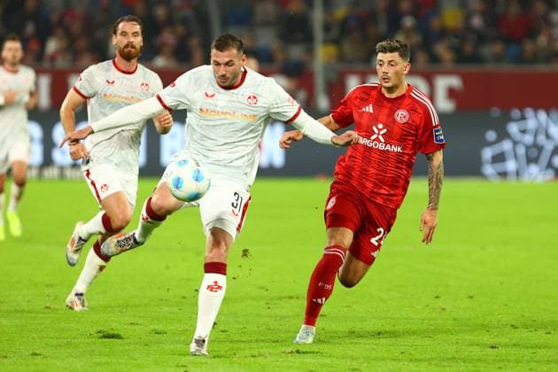 Luca Sirch 31 (1. FC Kaiserslautern) im Zweikampf, Aktion, mit Dawid Kownacki 24 (Fortuna Duesseldorf) Fortuna Duesseldorf vs. 1. FC Kaiserslautern, Fussball, 2. Bundesliga, 10. Spieltag, Saison 2024 2025, 26.10.2024 DFL REGULATIONS PROHIBIT ANY USE OF PHOTOGRAPHS AS IMAGE SEQUENCES AND OR QUASI-VIDEO. Foto: kolbert-press Ant Palmer Merkur Spiel Arena NRW Deutschland