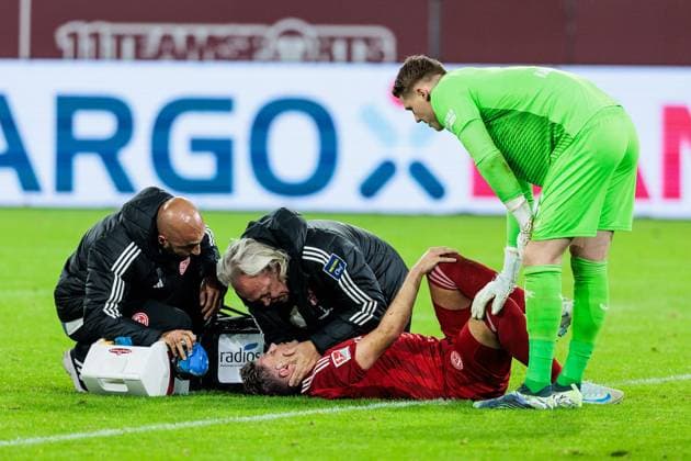 2. Fussball Bundesliga: Fortuna Düsseldorf 1895 - 1. FC Kaiserslautern; 26.10.2024 Dawid Kownacki (Fortuna Düsseldorf, 24) muss auf dem Platz behandelt werden 2. Fussball Bundesliga, Fortuna Düsseldorf 1895 - 1. FC Kaiserslautern, Düsseldorf, Merkur Spiel-Arena am 26.10.2024 DFL REGULATIONS PROHIBIT ANY USE OF PHOTOGRAPHS AS IMAGE SEQUENCES AND OR QUASI-VIDEO.