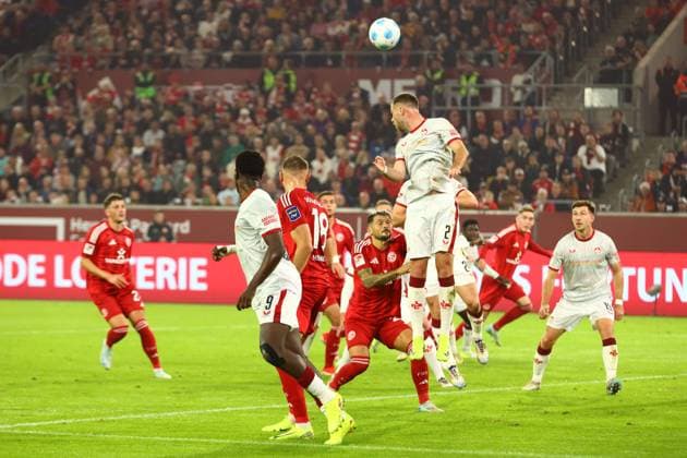 Ecke Duesseldorf, verteidigt von Boris Tomiak 2 (1. FC Kaiserslautern) Fortuna Duesseldorf vs. 1. FC Kaiserslautern, Fussball, 2. Bundesliga, 10. Spieltag, Saison 2024 2025, 26.10.2024 DFL REGULATIONS PROHIBIT ANY USE OF PHOTOGRAPHS AS IMAGE SEQUENCES AND OR QUASI-VIDEO. Foto: kolbert-press Ant Palmer Merkur Spiel Arena NRW Deutschland
