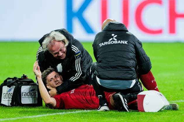 2. Fussball Bundesliga: Fortuna Düsseldorf 1895 - 1. FC Kaiserslautern; 26.10.2024 Dawid Kownacki (Fortuna Düsseldorf, 24) muss auf dem Platz behandelt werden 2. Fussball Bundesliga, Fortuna Düsseldorf 1895 - 1. FC Kaiserslautern, Düsseldorf, Merkur Spiel-Arena am 26.10.2024 DFL REGULATIONS PROHIBIT ANY USE OF PHOTOGRAPHS AS IMAGE SEQUENCES AND OR QUASI-VIDEO.