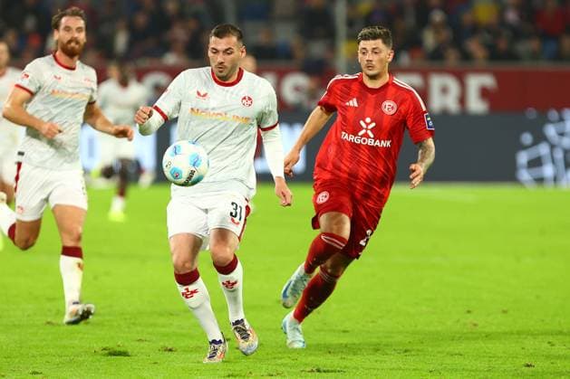 Luca Sirch 31 (1. FC Kaiserslautern) im Zweikampf, Aktion, mit Dawid Kownacki 24 (Fortuna Duesseldorf) Fortuna Duesseldorf vs. 1. FC Kaiserslautern, Fussball, 2. Bundesliga, 10. Spieltag, Saison 2024 2025, 26.10.2024 DFL REGULATIONS PROHIBIT ANY USE OF PHOTOGRAPHS AS IMAGE SEQUENCES AND OR QUASI-VIDEO. Foto: kolbert-press Ant Palmer Merkur Spiel Arena NRW Deutschland