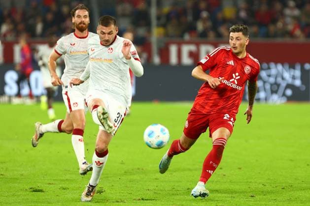 Luca Sirch 31 (1. FC Kaiserslautern) im Zweikampf, Aktion, mit Dawid Kownacki 24 (Fortuna Duesseldorf) Fortuna Duesseldorf vs. 1. FC Kaiserslautern, Fussball, 2. Bundesliga, 10. Spieltag, Saison 2024 2025, 26.10.2024 DFL REGULATIONS PROHIBIT ANY USE OF PHOTOGRAPHS AS IMAGE SEQUENCES AND OR QUASI-VIDEO. Foto: kolbert-press Ant Palmer Merkur Spiel Arena NRW Deutschland