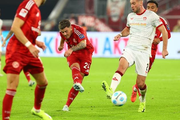 Torchance fuer Dawid Kownacki 24 (Fortuna Duesseldorf) Fortuna Duesseldorf vs. 1. FC Kaiserslautern, Fussball, 2. Bundesliga, 10. Spieltag, Saison 2024 2025, 26.10.2024 DFL REGULATIONS PROHIBIT ANY USE OF PHOTOGRAPHS AS IMAGE SEQUENCES AND OR QUASI-VIDEO. Foto: kolbert-press Ant Palmer Merkur Spiel Arena NRW Deutschland