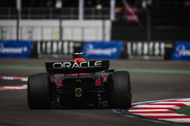 11 PEREZ Sergio (mex), Red Bull Racing RB20, action during the Formula 1 Gran Premio de la Ciudad de Mexico 2024, 20th round of the 2024 Formula One World Championship, WM, Weltmeisterschaft from October 25 to 27, 2024 on the Autodromo Hermanos Rodriguez, in Mexico City, Mexico - F1 - MEXICO CITY GRAND PRIX 2024 DPPI Panoramic  241026_R20_MESSICO_DP_AV3_4280