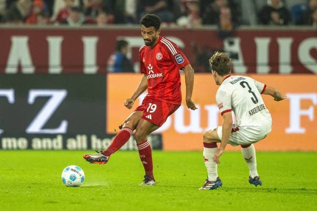 26.10.2024, Fussball: 2. Bundesliga, Saison 2024 2025, 10. Spieltag, Fortuna Düsseldorf vs. 1. FC Kaiserslautern in der Merkur Spiel-Arena in Düsseldorf. Zweikampf zwischen Emmanuel Iyoha (Fortuna Duesseldorf, 19) und Florian Kleinhansl (1. FC Kaiserslautern, 03). Wichtiger Hinweis: Gemaess den Vorgaben der DFL Deutsche Fussball Liga bzw. des DFB Deutscher Fussball-Bund ist es untersagt, in dem Stadion und oder vom Spiel angefertigte Fotoaufnahmen in Form von Sequenzbildern und oder videoaehnlichen Fotostrecken zu verwerten bzw. verwerten zu lassen. Foto: Kirchner-Media TH