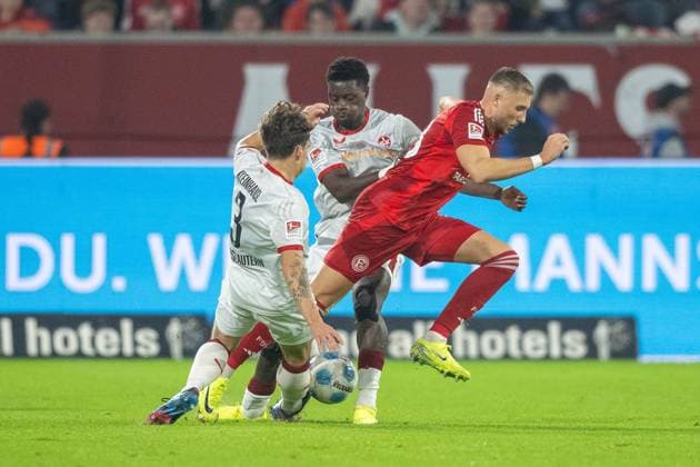 26.10.2024, Fussball: 2. Bundesliga, Saison 2024 2025, 10. Spieltag, Fortuna Düsseldorf vs. 1. FC Kaiserslautern in der Merkur Spiel-Arena in Düsseldorf. Zweikampf zwischen Florian Kleinhansl (1. FC Kaiserslautern, 03), Jona Niemiec (Fortuna Duesseldorf, 18) und Afeez Aremu (1. FC Kaiserslautern, 23). Wichtiger Hinweis: Gemaess den Vorgaben der DFL Deutsche Fussball Liga bzw. des DFB Deutscher Fussball-Bund ist es untersagt, in dem Stadion und oder vom Spiel angefertigte Fotoaufnahmen in Form von Sequenzbildern und oder videoaehnlichen Fotostrecken zu verwerten bzw. verwerten zu lassen. Foto: Kirchner-Media TH