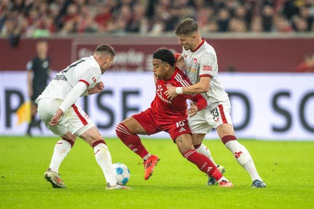 26.10.2024, Fussball: 2. Bundesliga, Saison 2024 2025, 10. Spieltag, Fortuna Düsseldorf vs. 1. FC Kaiserslautern in der Merkur Spiel-Arena in Düsseldorf. Zweikampf zwischen Luca Sirch (1. FC Kaiserslautern, 31), Myron van Brederode (Fortuna Duesseldorf, 10) und Jan Elvedi (1. FC Kaiserslautern, 33). Wichtiger Hinweis: Gemaess den Vorgaben der DFL Deutsche Fussball Liga bzw. des DFB Deutscher Fussball-Bund ist es untersagt, in dem Stadion und oder vom Spiel angefertigte Fotoaufnahmen in Form von Sequenzbildern und oder videoaehnlichen Fotostrecken zu verwerten bzw. verwerten zu lassen. Foto: Kirchner-Media TH