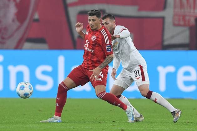 Fußball 2. Bundesliga 10. Spieltag Fortuna Düsseldorf - 1. FC Kaiserslautern am 26.10.2024 in der Merkur Spiel-Arena in Düsseldorf Dawid Kownacki ( Düsseldorf ), vorne - Luca Sirch ( Kaiserslautern ), hinten DFL regulations prohibit any use of photographs as image sequences and or quasi-video.