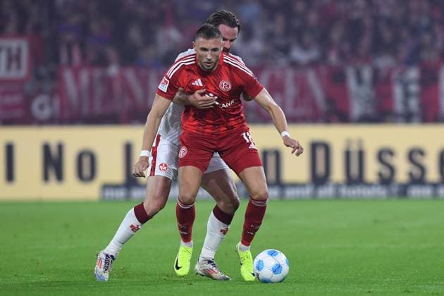 Fußball 2. Bundesliga 10. Spieltag Fortuna Düsseldorf - 1. FC Kaiserslautern am 26.10.2024 in der Merkur Spiel-Arena in Düsseldorf Jona Niemiec ( Düsseldorf ), vorne - Jannis Heuer ( Kaiserslautern ), hinten DFL regulations prohibit any use of photographs as image sequences and or quasi-video.