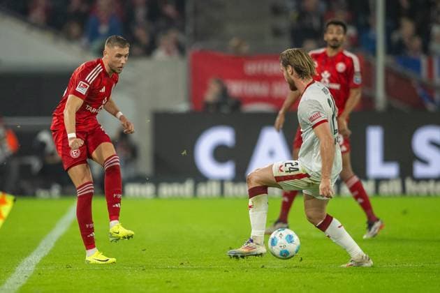 26.10.2024, Fussball: 2. Bundesliga, Saison 2024 2025, 10. Spieltag, Fortuna Düsseldorf vs. 1. FC Kaiserslautern in der Merkur Spiel-Arena in Düsseldorf. Jannis Heuer (1. FC Kaiserslautern, 24) blockt den Passversuch von Jona Niemiec (Fortuna Duesseldorf, 18). Wichtiger Hinweis: Gemaess den Vorgaben der DFL Deutsche Fussball Liga bzw. des DFB Deutscher Fussball-Bund ist es untersagt, in dem Stadion und oder vom Spiel angefertigte Fotoaufnahmen in Form von Sequenzbildern und oder videoaehnlichen Fotostrecken zu verwerten bzw. verwerten zu lassen. Foto: Kirchner-Media TH