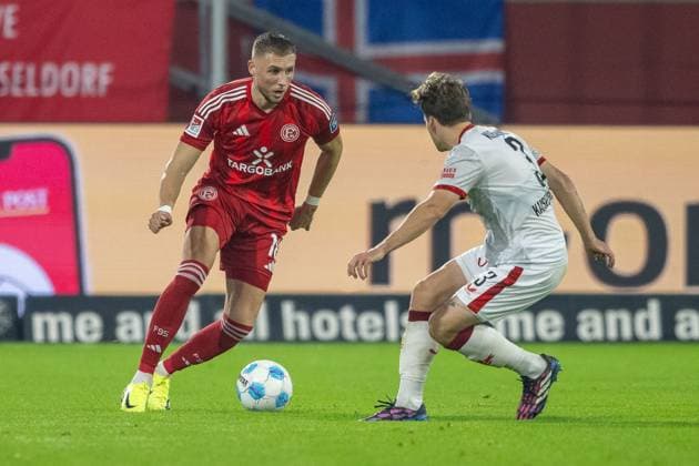 26.10.2024, Fussball: 2. Bundesliga, Saison 2024 2025, 10. Spieltag, Fortuna Düsseldorf vs. 1. FC Kaiserslautern in der Merkur Spiel-Arena in Düsseldorf. Zweikampf zwischen Jona Niemiec (Fortuna Duesseldorf, 18) und Florian Kleinhansl (1. FC Kaiserslautern, 03). Wichtiger Hinweis: Gemaess den Vorgaben der DFL Deutsche Fussball Liga bzw. des DFB Deutscher Fussball-Bund ist es untersagt, in dem Stadion und oder vom Spiel angefertigte Fotoaufnahmen in Form von Sequenzbildern und oder videoaehnlichen Fotostrecken zu verwerten bzw. verwerten zu lassen. Foto: Kirchner-Media TH
