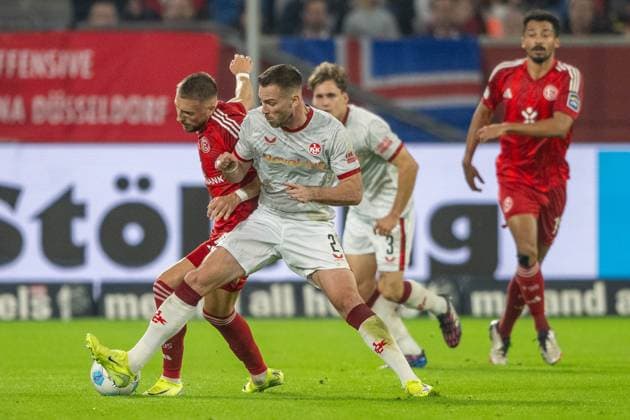 26.10.2024, Fussball: 2. Bundesliga, Saison 2024 2025, 10. Spieltag, Fortuna Düsseldorf vs. 1. FC Kaiserslautern in der Merkur Spiel-Arena in Düsseldorf. Zweikampf zwischen Jona Niemiec (Fortuna Duesseldorf, 18) und Boris Tomiak (1. FC Kaiserslautern, 02). Wichtiger Hinweis: Gemaess den Vorgaben der DFL Deutsche Fussball Liga bzw. des DFB Deutscher Fussball-Bund ist es untersagt, in dem Stadion und oder vom Spiel angefertigte Fotoaufnahmen in Form von Sequenzbildern und oder videoaehnlichen Fotostrecken zu verwerten bzw. verwerten zu lassen. Foto: Kirchner-Media TH