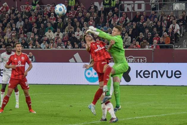 Julian Krahl (Kaiserslautern 1) verletzt Dawid Kownacki (Duesseldorf 24) 26.10.2024 Fussball Fortuna Duesseldorf vs 1. FC Kaiserslautern , Merkur Spiel-Arena, Duesseldorf, DFB DFL REGULATIONS PROHIBIT ANY USE OF PHOTOGRAPHS AS IMAGE SEQUENCES AND OR QUASI-VIDEO NRW Germany