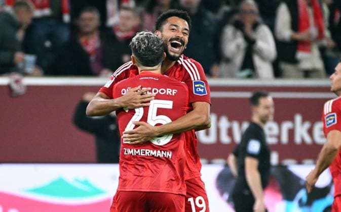 Fussball, 2. Bundesliga, Deutschland, Herren, Saison 2024 2025, 10. Spieltag, Merkur-Spiel-Arena Düsseldorf, Fortuna Düsseldorf - FC Kaiserslautern; Jubel Emmanuel Iyoha (F95) und Matthias Zimmermann (F95) nach dem Tor zum 2:1 durch Myron van Brederode (F95). Jubel, Freude, Aktion.