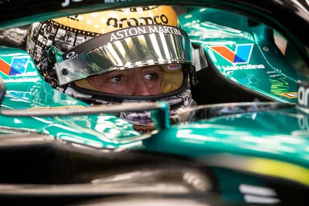 Fernando Alonso (Aston Martin Aramco Formula One Team, Spanien, 14) in der Box im Cockpit mit Helm im Spezialdesign zu seinem 400. Grand Prix Start, MEX, Formel 1 Weltmeisterschaft, Grand Prix von Mexiko City, Autodromo Hermanos Rodriguez, Freies Training, 26.10.2024 MEX, Formel 1 Weltmeisterschaft, Grand Prix von Mexiko City, Autodromo Hermanos Rodriguez, Freies Training, 26.10.2024 Mexico City Copyright: xEibner-Pressefoto Memmlerx EP_MMR