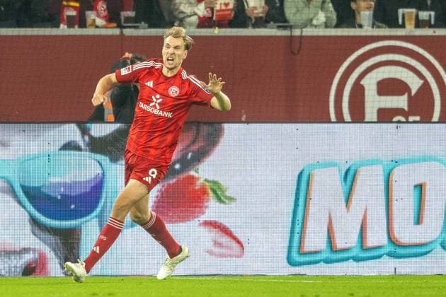 26.10.2024, Fussball: 2. Bundesliga, Saison 2024 2025, 10. Spieltag, Fortuna Düsseldorf vs. 1. FC Kaiserslautern in der Merkur Spiel-Arena in Düsseldorf. Vincent Vermeij (Fortuna Duesseldorf, 09) bejubelt das Tor zum 2:1 durch Myron van Brederode (Fortuna Duesseldorf, 10). Wichtiger Hinweis: Gemaess den Vorgaben der DFL Deutsche Fussball Liga bzw. des DFB Deutscher Fussball-Bund ist es untersagt, in dem Stadion und oder vom Spiel angefertigte Fotoaufnahmen in Form von Sequenzbildern und oder videoaehnlichen Fotostrecken zu verwerten bzw. verwerten zu lassen. Foto: Kirchner-Media TH
