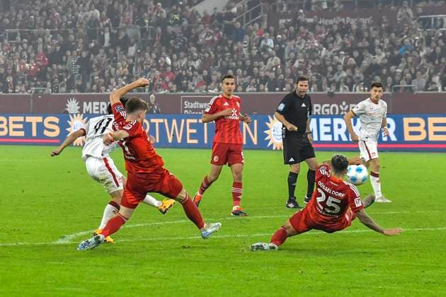 Daisuke Yokota (Kaiserslautern 41) erzielt das Tor zum 2:2 26.10.2024 Fussball Fortuna Duesseldorf vs 1. FC Kaiserslautern , Merkur Spiel-Arena, Duesseldorf, DFB DFL REGULATIONS PROHIBIT ANY USE OF PHOTOGRAPHS AS IMAGE SEQUENCES AND OR QUASI-VIDEO NRW Germany