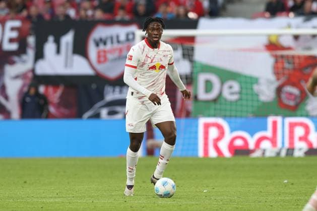 26.10.2024, xtgx, Fussball 1. Bundesliga, RB Leipzig - SC Freiburg emspor, v.l. El Chadaille Bitshiabu (Leipzig, 5) Freisteller, Einzelbild, Ganzkoerper, single frame (DFL DFB REGULATIONS PROHIBIT ANY USE OF PHOTOGRAPHS as IMAGE SEQUENCES and or QUASI-VIDEO) Leipzig