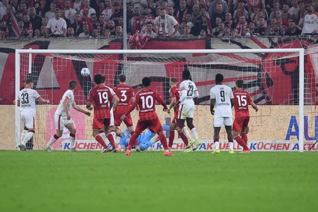 Fußball 2. Bundesliga 10. Spieltag Fortuna Düsseldorf - 1. FC Kaiserslautern am 26.10.2024 in der Merkur Spiel-Arena in Düsseldorf Tor zum 2:4 durch Daniel Hanslik ( Kaiserslautern ) DFL regulations prohibit any use of photographs as image sequences and or quasi-video.