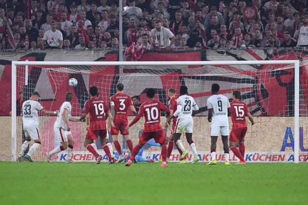 Fußball 2. Bundesliga 10. Spieltag Fortuna Düsseldorf - 1. FC Kaiserslautern am 26.10.2024 in der Merkur Spiel-Arena in Düsseldorf Tor zum 2:4 durch Daniel Hanslik ( Kaiserslautern ) DFL regulations prohibit any use of photographs as image sequences and or quasi-video.