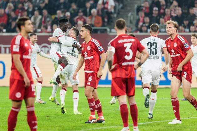 2. Fussball Bundesliga: Fortuna Düsseldorf 1895 - 1. FC Kaiserslautern; 26.10.2024 Jubel zum 2:4 durch Daniel Hanslik (1. FC Kaiserslautern, 19) 2. Fussball Bundesliga, Fortuna Düsseldorf 1895 - 1. FC Kaiserslautern, Düsseldorf, Merkur Spiel-Arena am 26.10.2024 DFL REGULATIONS PROHIBIT ANY USE OF PHOTOGRAPHS AS IMAGE SEQUENCES AND OR QUASI-VIDEO.