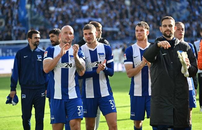 26.10.2024, xjhx, Fussball 2.Bundesliga, Karlsruher SC - Hertha BSC Berlin emspor, v.l. Florian Niederlechner (Hertha BSC Berlin) und Team bedankt bedanken sich bei den Fans (DFL DFB REGULATIONS PROHIBIT ANY USE OF PHOTOGRAPHS as IMAGE SEQUENCES and or QUASI-VIDEO) Karlsruhe