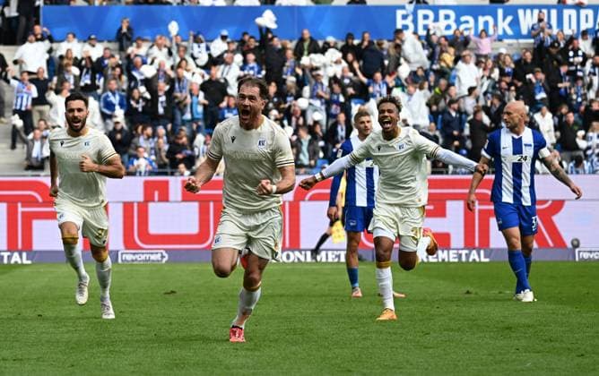 26.10.2024, xjhx, Fussball 2.Bundesliga, Karlsruher SC - Hertha BSC Berlin emspor, v.l. Budu Zivivadze (Karlsruher SC KSC) celebrate the goal, Der Torjubel zum 1:1 (DFL DFB REGULATIONS PROHIBIT ANY USE OF PHOTOGRAPHS as IMAGE SEQUENCES and or QUASI-VIDEO) Karlsruhe