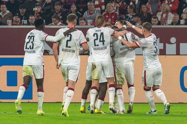 26.10.2024, Fussball: 2. Bundesliga, Saison 2024 2025, 10. Spieltag, Fortuna Düsseldorf vs. 1. FC Kaiserslautern in der Merkur Spiel-Arena in Düsseldorf. Die Kaiserslauterer Spieler bejubeln das Tor zum 2:4. Wichtiger Hinweis: Gemaess den Vorgaben der DFL Deutsche Fussball Liga bzw. des DFB Deutscher Fussball-Bund ist es untersagt, in dem Stadion und oder vom Spiel angefertigte Fotoaufnahmen in Form von Sequenzbildern und oder videoaehnlichen Fotostrecken zu verwerten bzw. verwerten zu lassen. Foto: Kirchner-Media TH