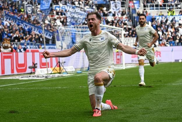 26.10.2024, xjhx, Fussball 2.Bundesliga, Karlsruher SC - Hertha BSC Berlin emspor, v.l. Budu Zivivadze (Karlsruher SC KSC) celebrate the goal, Der Torjubel zum 1:1 (DFL DFB REGULATIONS PROHIBIT ANY USE OF PHOTOGRAPHS as IMAGE SEQUENCES and or QUASI-VIDEO) Karlsruhe
