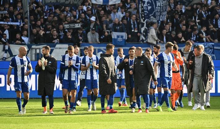 26.10.2024, xjhx, Fussball 2.Bundesliga, Karlsruher SC - Hertha BSC Berlin emspor, v.l. Florian Niederlechner (Hertha BSC Berlin) und Team bedankt bedanken sich bei den Fans (DFL DFB REGULATIONS PROHIBIT ANY USE OF PHOTOGRAPHS as IMAGE SEQUENCES and or QUASI-VIDEO) Karlsruhe