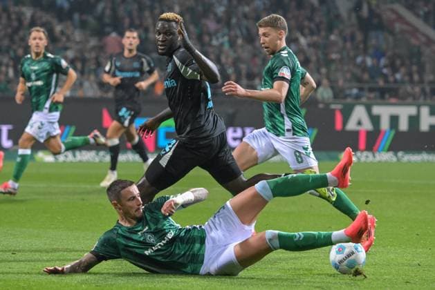 Marco Friedl (SV Werder Bremen 32) bremst Victor Boniface (Bayer 04 Leverkusen 22),SV Werder Bremen - Bayer 04 Leverkusen, Fussball, Bundesliga, DFL, 26.10.2024 DFB regulations prohibit any use of photographs as image sequences and or quasi-video Bremen Bremen Deutschland