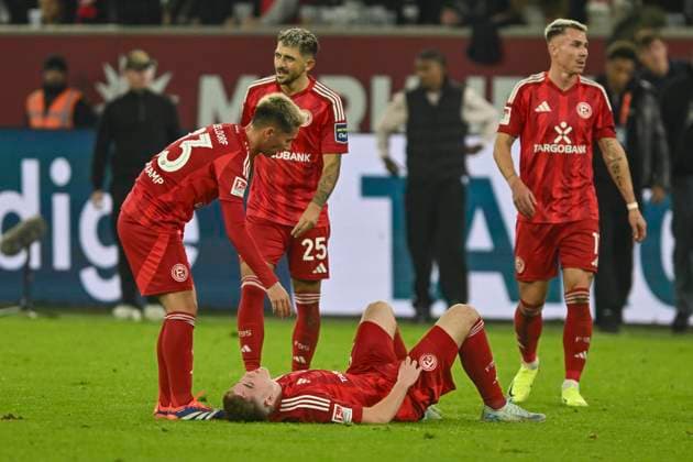 Die Spieler von Duesseldorf unzufrieden enttäuscht enttaeuscht niedergeschlagen frustriert, nach Spielende 26.10.2024 Fussball Fortuna Duesseldorf vs 1. FC Kaiserslautern , Merkur Spiel-Arena, Duesseldorf, DFB DFL REGULATIONS PROHIBIT ANY USE OF PHOTOGRAPHS AS IMAGE SEQUENCES AND OR QUASI-VIDEO NRW Germany