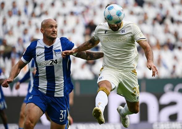 26.10.2024, xjhx, Fussball 2.Bundesliga, Karlsruher SC - Hertha BSC Berlin emspor, v.l. Toni Leistner (Hertha BSC Berlin), Fabian Schleusener (Karlsruher SC KSC) (DFL DFB REGULATIONS PROHIBIT ANY USE OF PHOTOGRAPHS as IMAGE SEQUENCES and or QUASI-VIDEO) Karlsruhe