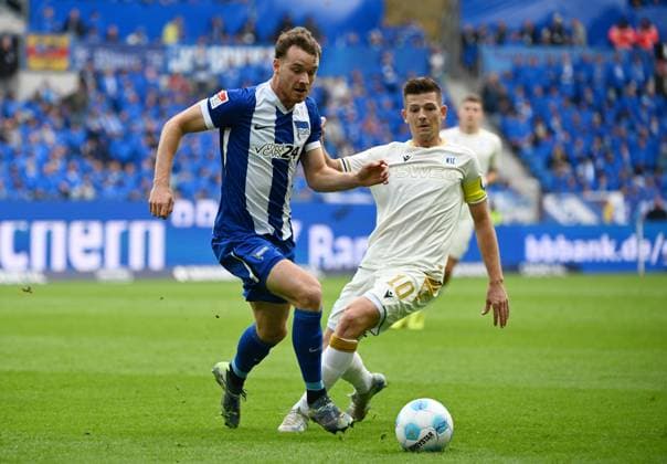 26.10.2024, xjhx, Fussball 2.Bundesliga, Karlsruher SC - Hertha BSC Berlin emspor, v.l. Pascal Klemens (Hertha BSC Berlin), Marvin Wanitzek (Karlsruher SC KSC) (DFL DFB REGULATIONS PROHIBIT ANY USE OF PHOTOGRAPHS as IMAGE SEQUENCES and or QUASI-VIDEO) Karlsruhe