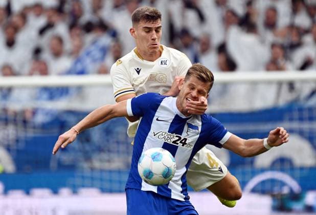26.10.2024, xjhx, Fussball 2.Bundesliga, Karlsruher SC - Hertha BSC Berlin emspor, v.l. Florian Niederlechner (Hertha BSC Berlin), Marcel Beifus (Karlsruher SC KSC) (DFL DFB REGULATIONS PROHIBIT ANY USE OF PHOTOGRAPHS as IMAGE SEQUENCES and or QUASI-VIDEO) Karlsruhe