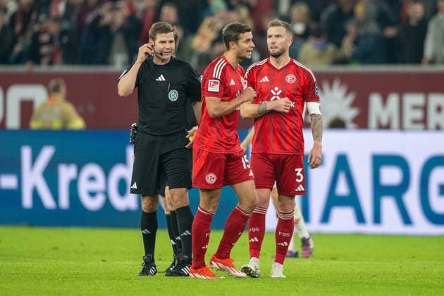 26.10.2024, Fussball: 2. Bundesliga, Saison 2024 2025, 10. Spieltag, Fortuna Düsseldorf vs. 1. FC Kaiserslautern in der Merkur Spiel-Arena in Düsseldorf. Tim Oberdorf (Fortuna Duesseldorf, 15) und Andre Hoffmann (Fortuna Duesseldorf, 03) sind nach der Niederlage enttaeuscht. Wichtiger Hinweis: Gemaess den Vorgaben der DFL Deutsche Fussball Liga bzw. des DFB Deutscher Fussball-Bund ist es untersagt, in dem Stadion und oder vom Spiel angefertigte Fotoaufnahmen in Form von Sequenzbildern und oder videoaehnlichen Fotostrecken zu verwerten bzw. verwerten zu lassen. Foto: Kirchner-Media TH