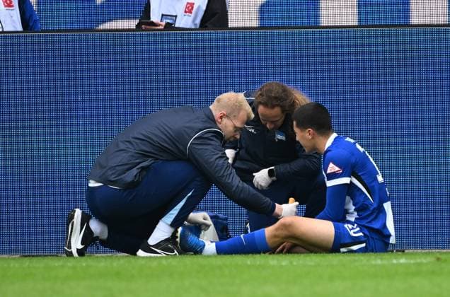 26.10.2024, xjhx, Fussball 2.Bundesliga, Karlsruher SC - Hertha BSC Berlin emspor, v.l. Ibrahim Maza (Hertha BSC Berlin) verletzt, Verletzung, (DFL DFB REGULATIONS PROHIBIT ANY USE OF PHOTOGRAPHS as IMAGE SEQUENCES and or QUASI-VIDEO) Karlsruhe