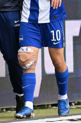 26.10.2024, xjhx, Fussball 2.Bundesliga, Karlsruher SC - Hertha BSC Berlin emspor, v.l. Ibrahim Maza (Hertha BSC Berlin) verletzt, Verletzung, (DFL DFB REGULATIONS PROHIBIT ANY USE OF PHOTOGRAPHS as IMAGE SEQUENCES and or QUASI-VIDEO) Karlsruhe