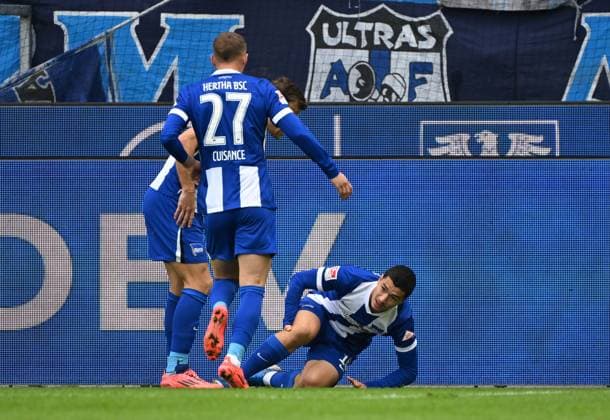 26.10.2024, xjhx, Fussball 2.Bundesliga, Karlsruher SC - Hertha BSC Berlin emspor, v.l. Florian Niederlechner (Hertha BSC Berlin), Ibrahim Maza (Hertha BSC Berlin) celebrate the goal, Der Torjubel zum 0:1 (DFL DFB REGULATIONS PROHIBIT ANY USE OF PHOTOGRAPHS as IMAGE SEQUENCES and or QUASI-VIDEO) Karlsruhe