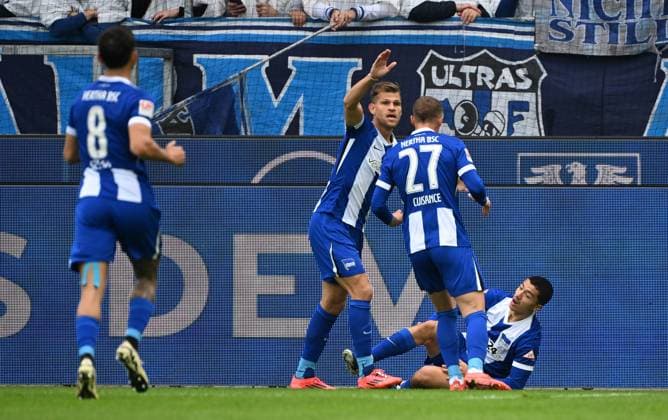 26.10.2024, xjhx, Fussball 2.Bundesliga, Karlsruher SC - Hertha BSC Berlin emspor, v.l. Florian Niederlechner (Hertha BSC Berlin), Ibrahim Maza (Hertha BSC Berlin) celebrate the goal, Der Torjubel zum 0:1 (DFL DFB REGULATIONS PROHIBIT ANY USE OF PHOTOGRAPHS as IMAGE SEQUENCES and or QUASI-VIDEO) Karlsruhe