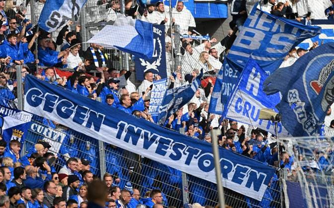 26.10.2024, xjhx, Fussball 2.Bundesliga, Karlsruher SC - Hertha BSC Berlin emspor, v.l. Hertha FANS (DFL DFB REGULATIONS PROHIBIT ANY USE OF PHOTOGRAPHS as IMAGE SEQUENCES and or QUASI-VIDEO) Karlsruhe