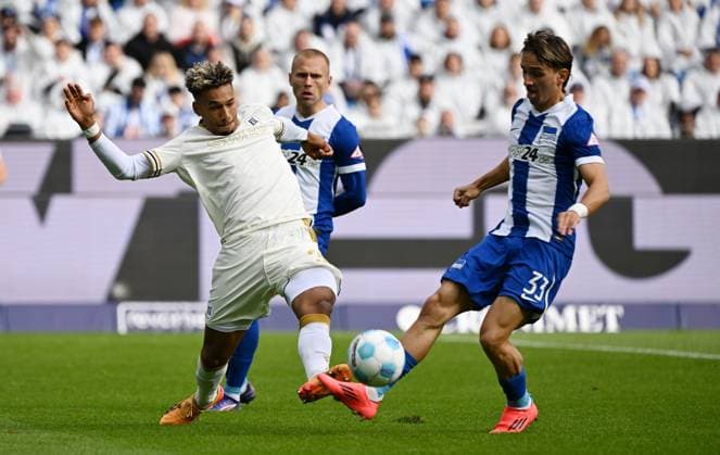 26.10.2024, xjhx, Fussball 2.Bundesliga, Karlsruher SC - Hertha BSC Berlin emspor, v.l. Bambase Conte (Karlsruher SC KSC), Michal Karbownik (Hertha BSC Berlin) (DFL DFB REGULATIONS PROHIBIT ANY USE OF PHOTOGRAPHS as IMAGE SEQUENCES and or QUASI-VIDEO) Karlsruhe